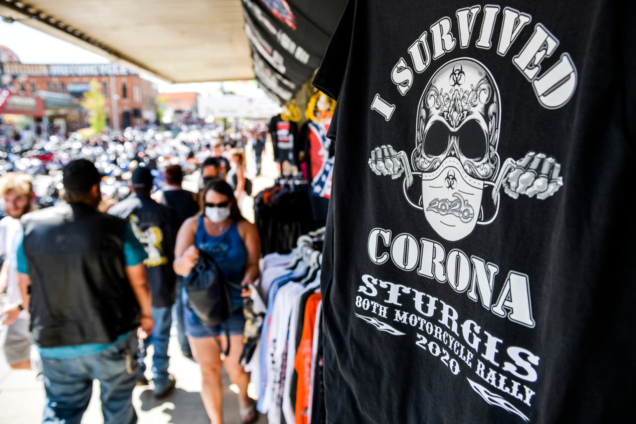 “Sobreviví al coronavirus” y “Al diablo con el covid”, se leía en los deseños de algunas playeras que se vendieron en el rally. Esta podría ser la concentración de gente más grande en EEUU desde que comenzó a esparcirse el virus en este país.