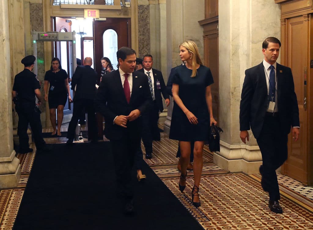 Rubio, que durante la pasada presidencia compartió en varios eventos políticos con ella, comentó
<b> que él no es “dueño del escaño del Senado".</b>
<br>