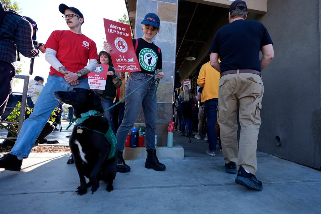 El sindicato Starbucks Workers United exige aumentos salariales inmediatos del 64% y mejoras contractuales tras años de tensiones laborales.
