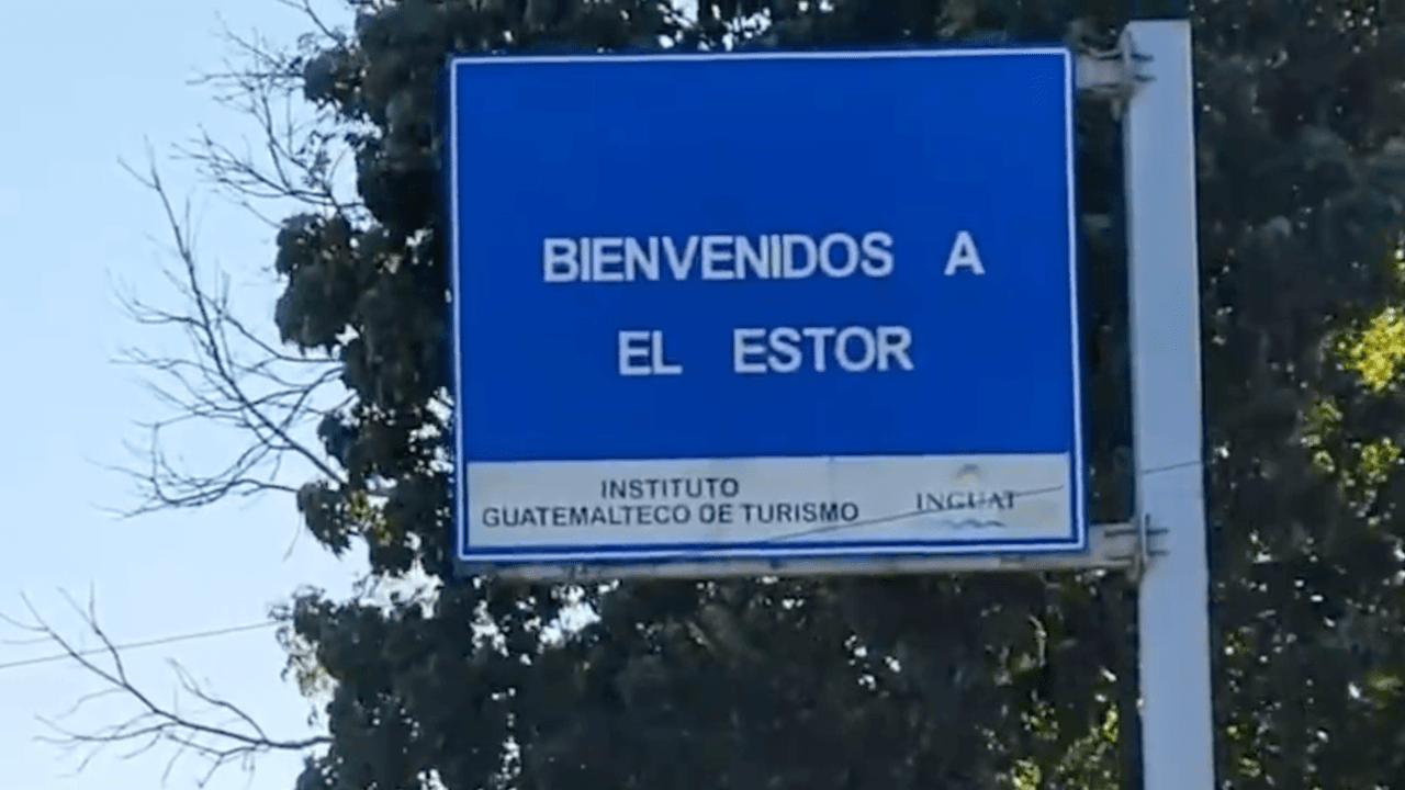En Guatemala, la familia de Raymundo vive en la comunidad de El Estor, en la parte este del país. El Lago de Izabal, el más grande de Guatemala, está junto al municipio. 
<b>Antes de que Raymundo se fuera a Estados Unidos, </b>la madre cuenta que
<b> él prometió </b>que les iba a ayudar a hacer construcción para tener
<b> un techo donde vivir.</b>