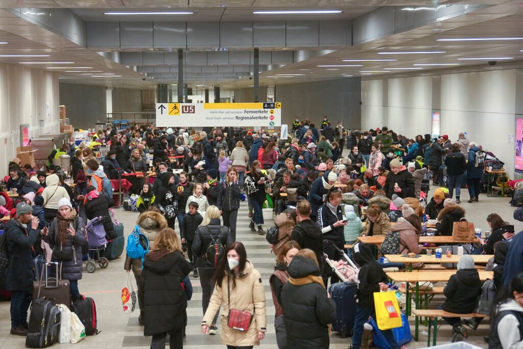Más de 3 millones de refugiados han abandonado Ucrania desde que Rusia invadió el país hace tres semanas. En la foto, cientos de refugiados descansan en un pasillo del metro.