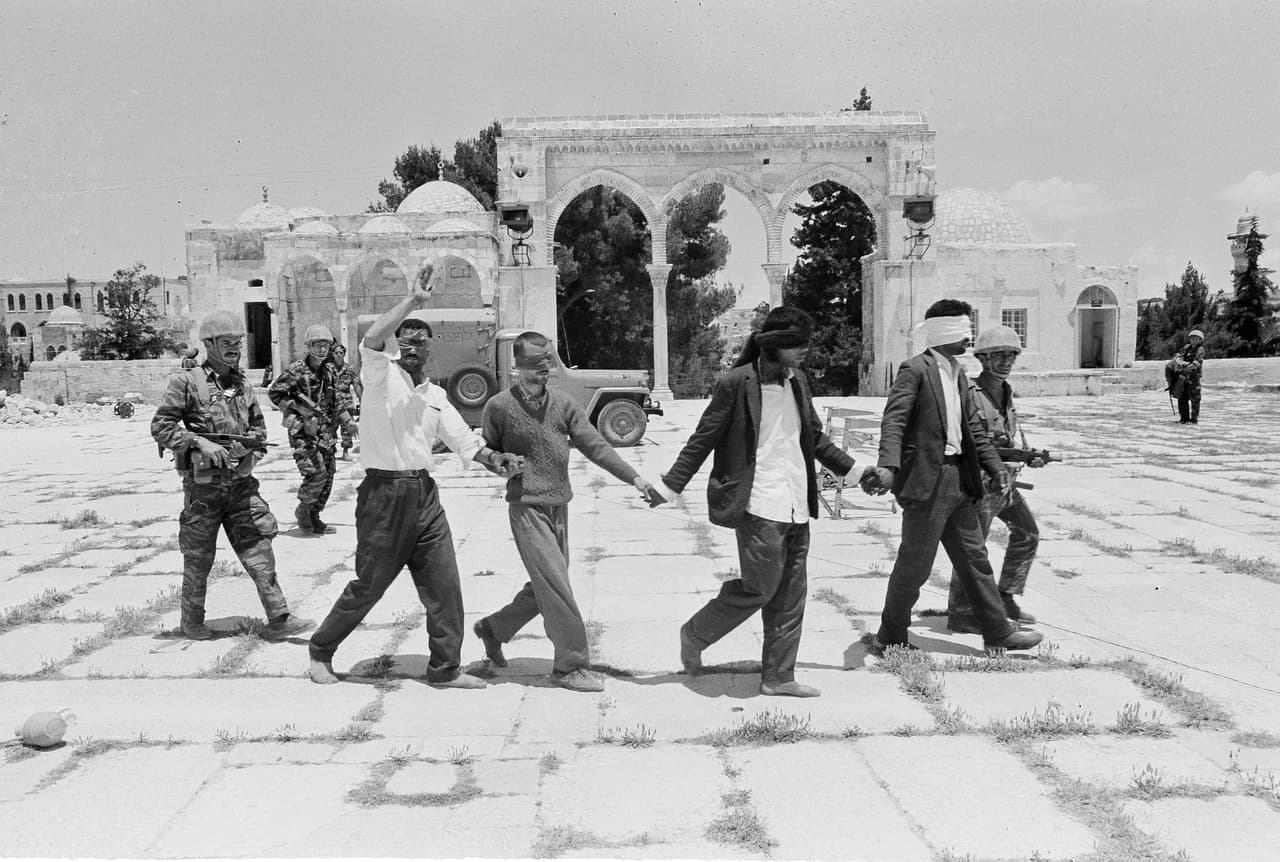 Prisioneros de guerra árabes son llevados con los ojos vendados a interrogatorios en Jerusalén antigua, el 8 de junio de 1967.