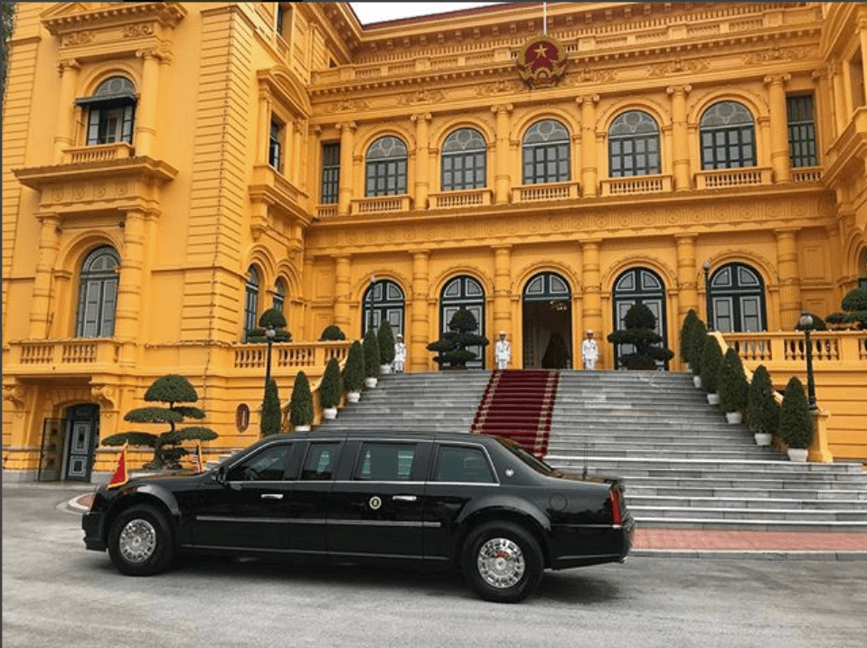 Este 'Duelo de Limusinas' fue claramente 
<b>dominado por 'La Bestia'</b>, la que a pesar de ser cerca de 5 años más vieja que la limusina presidencial Mercedes-Benz S 600 Guard Pullman de Corea del Norte, cuenta con un blindaje superior y un sistema de apoyo logístico y de seguridad con el que los norcoreanos no pueden ni soñar. 'La Bestia' es probablemente
<b> el vehículo terrestre más seguro del planeta</b> en este momento y la nueva versión, que por cierto ya lleva
<b><a href="https://www.univision.com/noticias/jalopnik/donald-trump-inaugurara-una-nueva-limusina-presidencial" target="_blank"> más de un año de retraso</a></b> en su entrega por motivos desconocidos, no debe estar muy lejos a hacer su debut elevando una vez más sus impresionantes estándares de seguridad.
