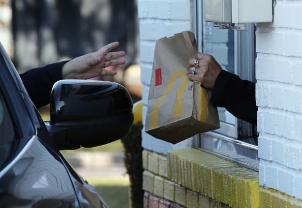 <b>Restaurantes: solo el servicio para llevar y autoservicios</b>
<br>Siempre y cuando los administradores de dichos negocios puedan garantizar la distancia entre sus empleados, clientes y patronos. Además, cada negocio puede restringir la entrada a personas que presente síntomas de afecciones respiratorias o sospechas de tener el coronavirus.