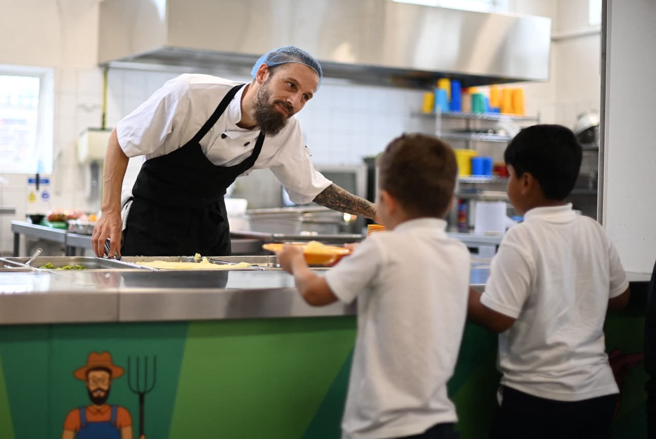 Ahora todos los alumnos desde el jardín de niños hasta el grado 12, recibirán almuerzo y desayuno gratis cada día de escuela, independientemente de su nivel socioeconómico.