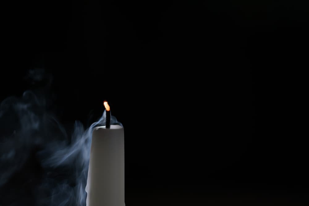 Si la llama se apaga y no hay corriente de aire en la habitación, quiere decir que debemos iniciar otra vez la oración o el ritual o replantear nuestro objetivo o misión porque no vamos a conseguir esa ayuda.
