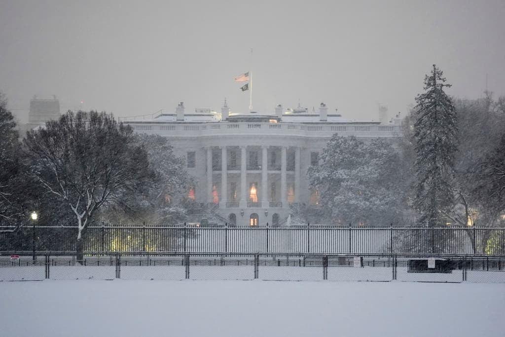 El área del DMV experimenta desde el domingo por la noche 
<a href="https://www.univision.com/local/washington-dc-wfdc/clima-severo-en-washington-dc-virginia-y-maryland-emergencia">una de las mayores tormentas de nieve</a> en los últimos años. Así luce la Casa Blanca durante una tormenta de nieve.