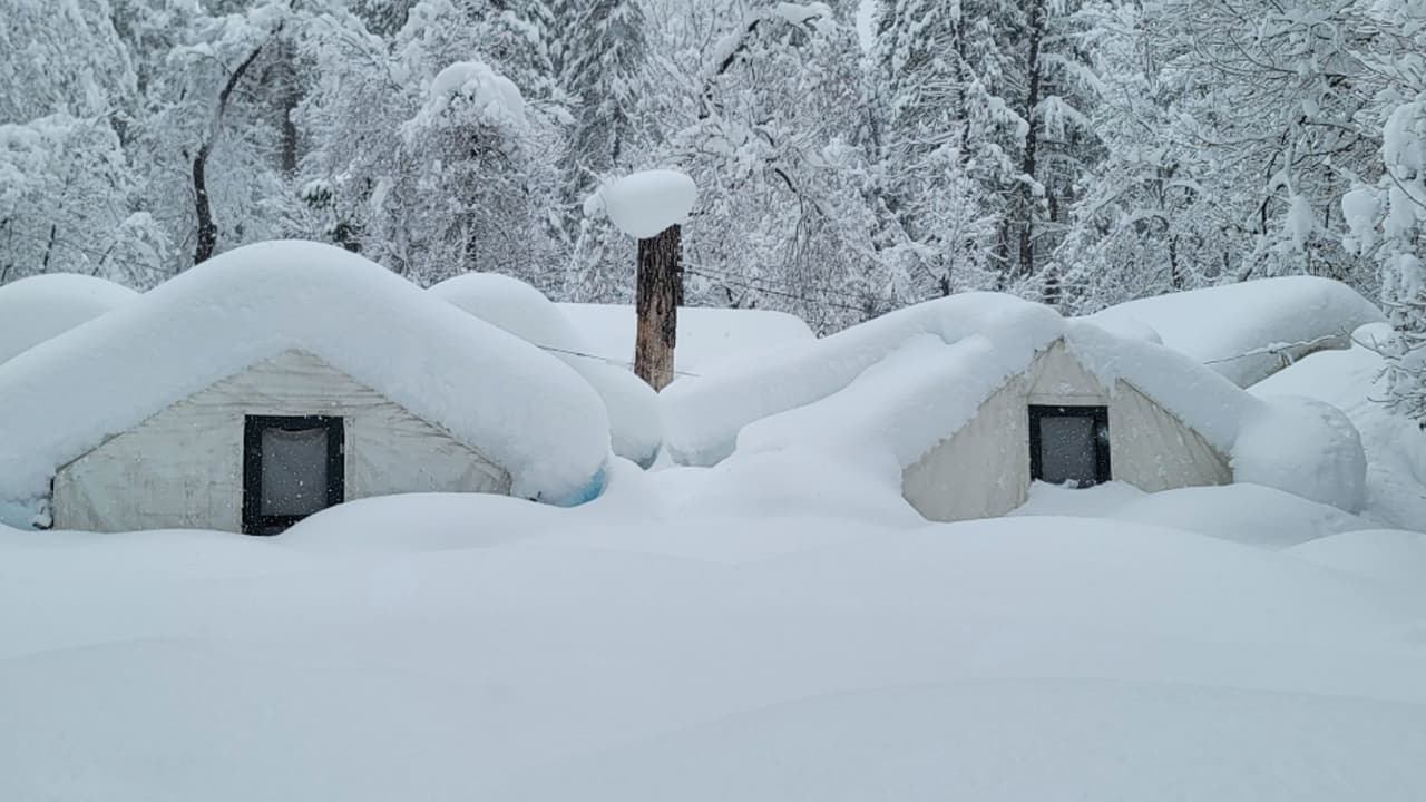 Las cabañas de Curry Village quedaron sepultadas bajo la nieve que cayó en la 
<a href="https://www.univision.com/local/fresno-kftv/gavin-newsom-decreta-estado-emergencia-kern-madera-mariposa-tulare-tormentas-invernales" target="_blank">histórica tormenta invernal</a> de la última semana.