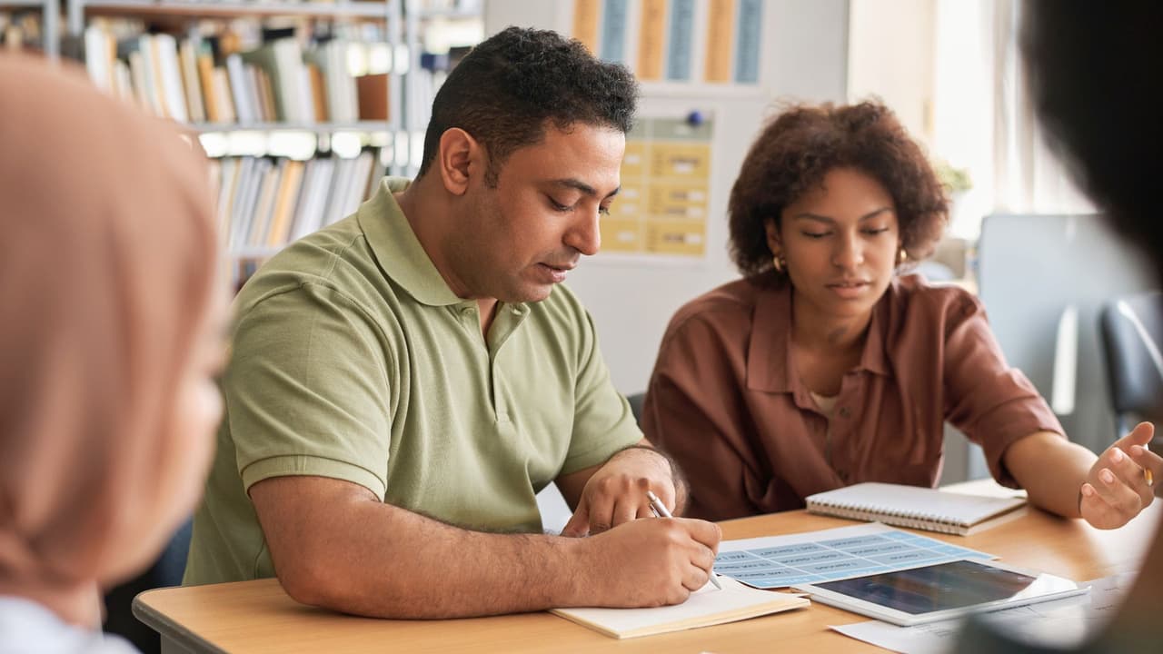 <h3 class="cms-H3-H3">🏫 Cursos gratis para adultos en colegios y centros comunitarios</h3>
<br>
<b>WorkReadyU – Dallas College </b>
<br>Este programa gratuito de Dallas College está enfocado en adultos que quieren mejorar su inglés y prepararse para el trabajo. Ofrecen clases en varios campus del condado de Dallas. 
<a href="https://www.dallascollege.edu/cd/workreadyu/pages/default.aspx" target="_blank">Consulta requisitos y fechas de inscripción en su página, haz clic aquí.</a>
<br>
<b>Literacy Achieves </b>
<br>Es una organización sin fines de lucro que imparte clases de ESL en diferentes zonas de Dallas. Sus programas están diseñados para estudiantes inmigrantes y sus familias, con opciones presenciales y en línea. Aceptan estudiantes durante todo el año, 
<a href="https://www.literacyachieves.org/" target="_blank">haz clic aquí para más detalles.</a>
<br>
<b>SRA Ministries </b>
<br>Ofrecen clases presenciales y virtuales en inglés básico e intermedio. Sus cursos son prácticos, flexibles y enfocados en adultos que trabajan. H
<a href="https://es.sraministries.org/" target="_blank">az clic aquí para conocer toda la información.</a>