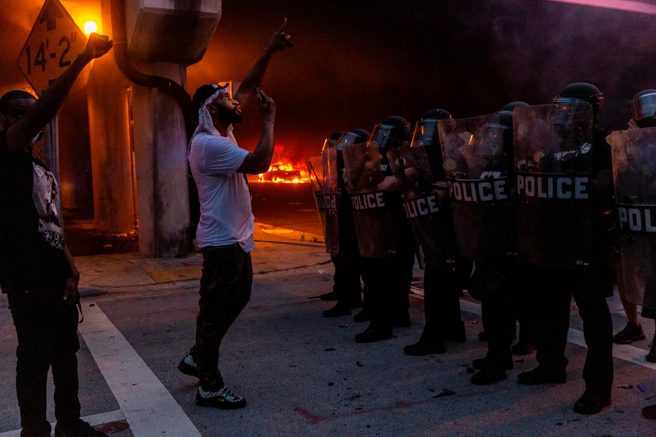 La policía antimotines de Miami salió a las calles para controlar la situación, formando barricadas en distintos puntos de la ciudad. Y el condado impuso un toque de queda. 
<br>