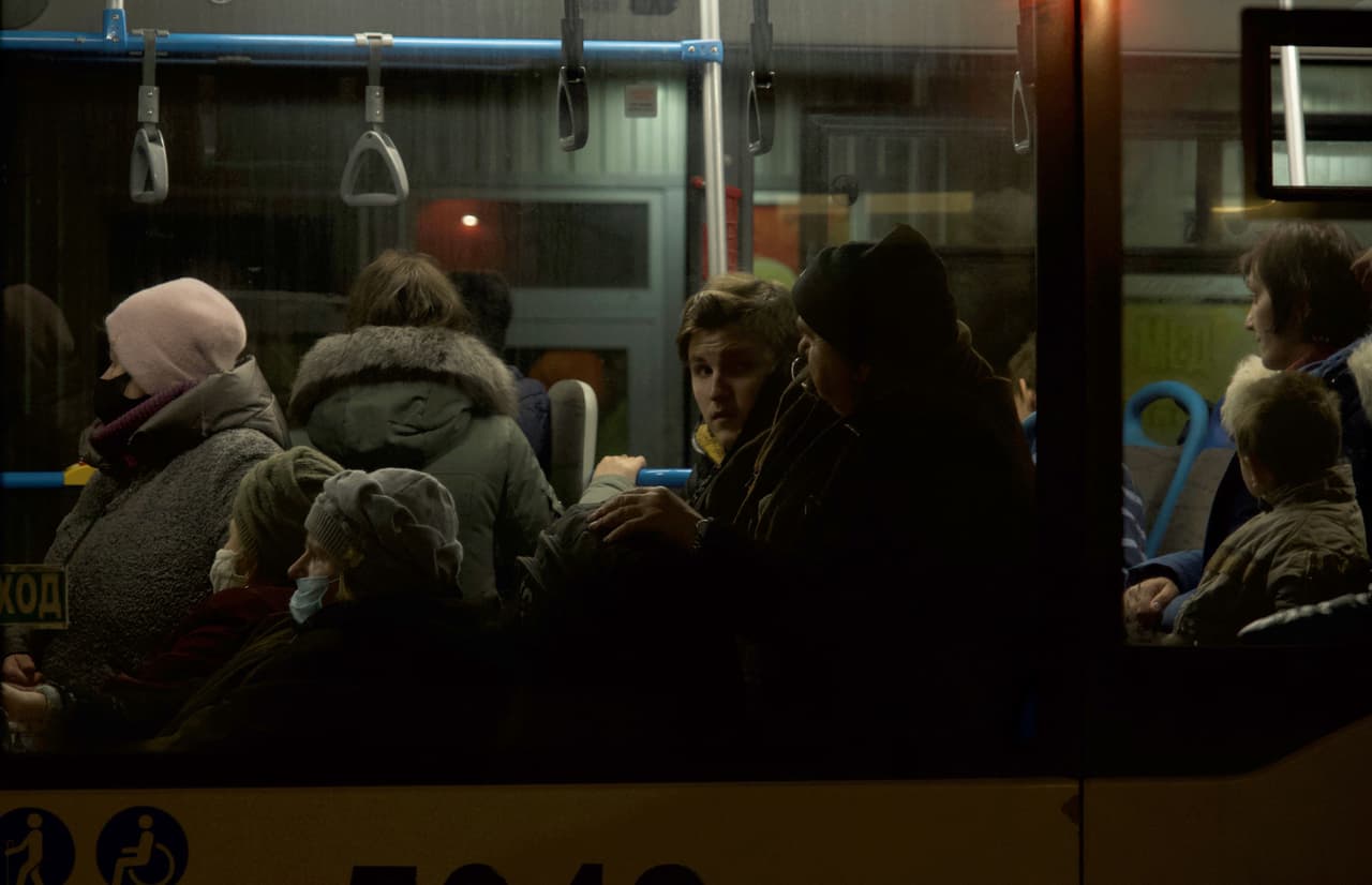 Personas evacuadas en Donetsk. Desde el sábado por la mañana, en el paso fronterizo de Matvéyev Kurgan, se veían 
<b>colas de automóviles y buses de Donetsk hacia Rusia.</b> Del lado ruso declararon el estado de emergencia y abrieron un campamento cerca de ese punto de paso fronterizo.