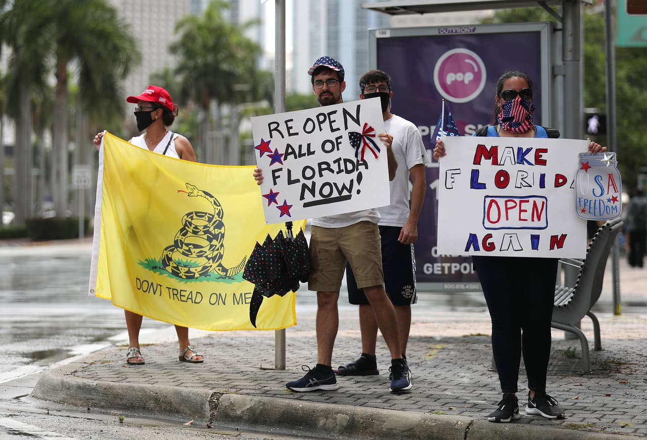 “Haz que Florida se reabra otra vez”, dice el letrero de una de las manifestantes, que hace clara referencia al lema de la campaña de Trump: “Haz America Grande otra Vez”. 
<br>
