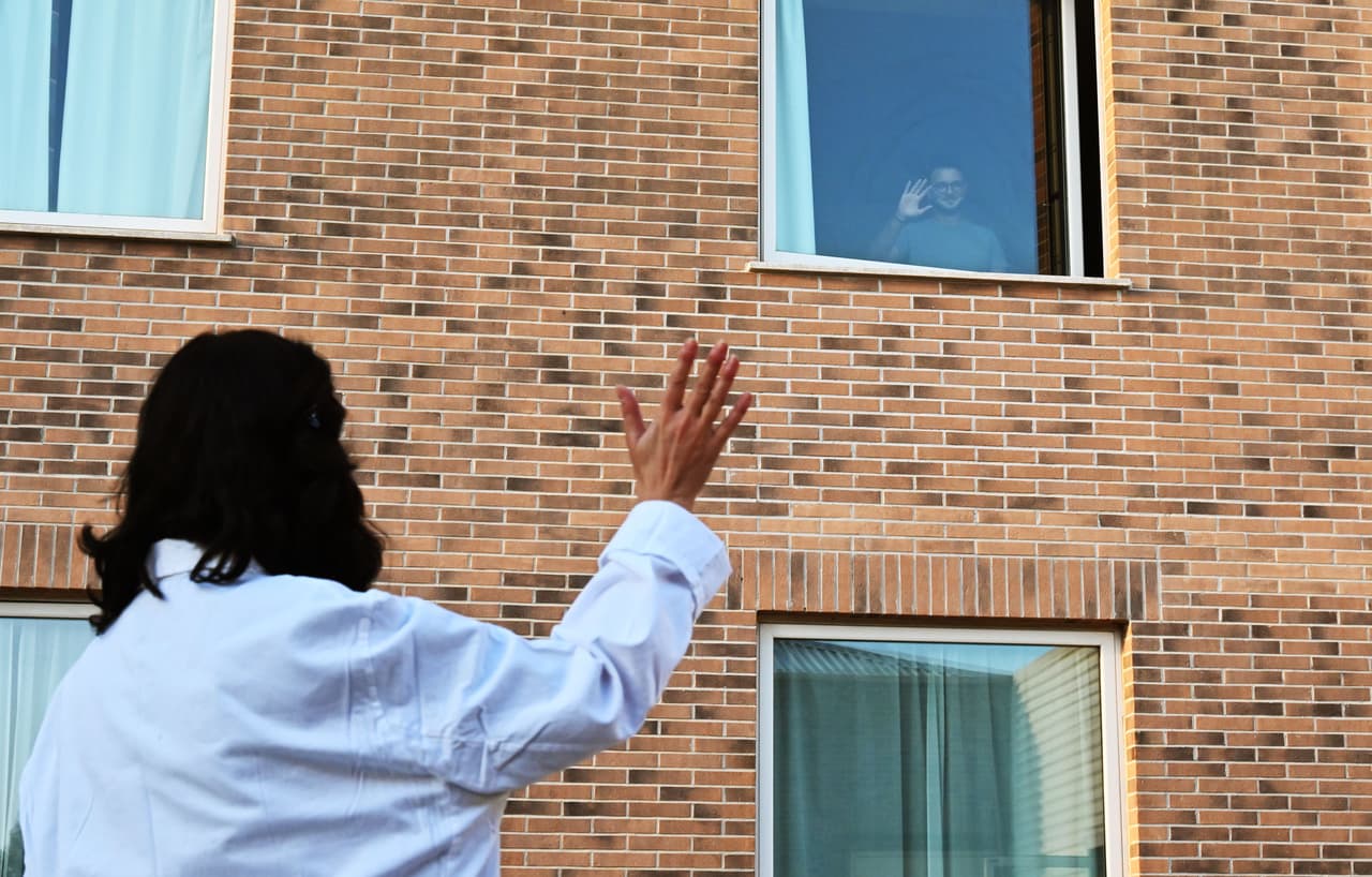 <b>No pases tiempo en casa con gente con la que no vives: </b>Lo mejor es evitar reunirse con los amigos en lugares cerrados hasta que todos estén vacunados. Si tienes que pasar tiempo con otras personas, usa una mascarilla, asegúrate de que el espacio está bien ventilado y mantén la visita breve.