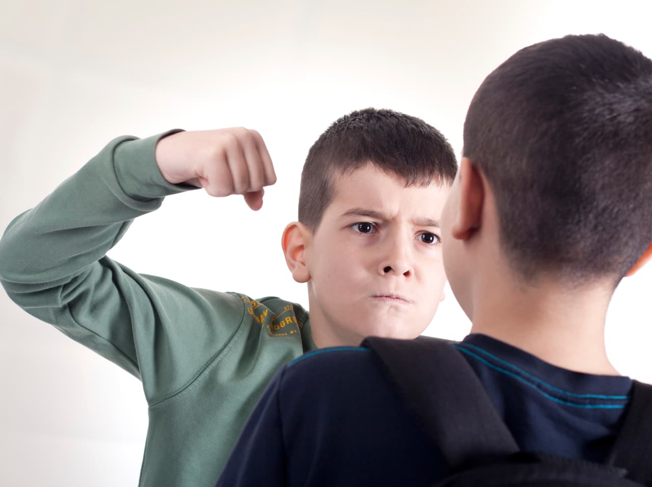 Los psicólogos infantiles señalan que en algunos casos los niños hostigan a otros porque se les hace difícil manejar sentimientos fuertes como lo es: la ira, la frustración o la inseguridad.