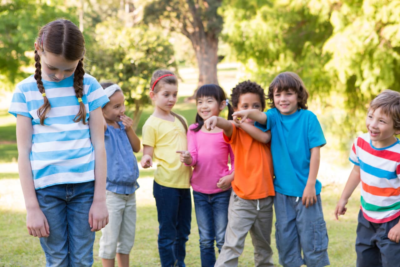 Además no es exclusivo para algún sector de la sociedad o sexo. Debes hablar con tus hijos abiertamente del tema pues los niños hostigan por muchas razones, algunos al hacerlo se sienten seguros, lo que nos habla de un problema más serio; de inseguridad en él.