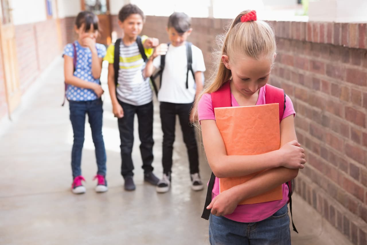 Existen algunas recomendaciones para que tus hijos no formen parte del bullying, la primera es que establezcas reglas sobre el hostigamiento y que las respete. Hazle saber que si hostiga a algún compañero habrá consecuencias en los que le quitarás privilegios.