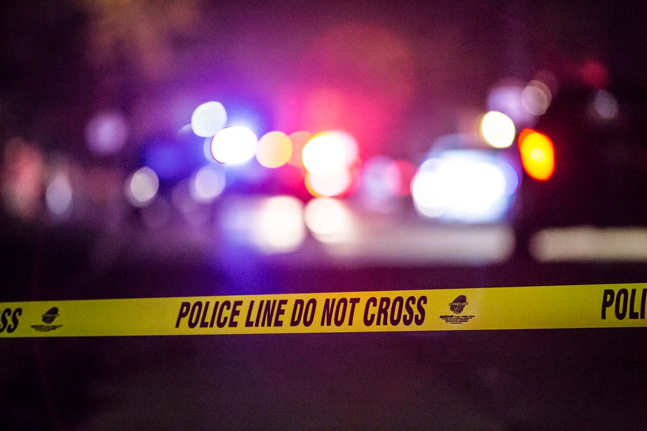 Arrestan a hombre por robar un auto y estrellarlo contra una residencia en Bakersfield