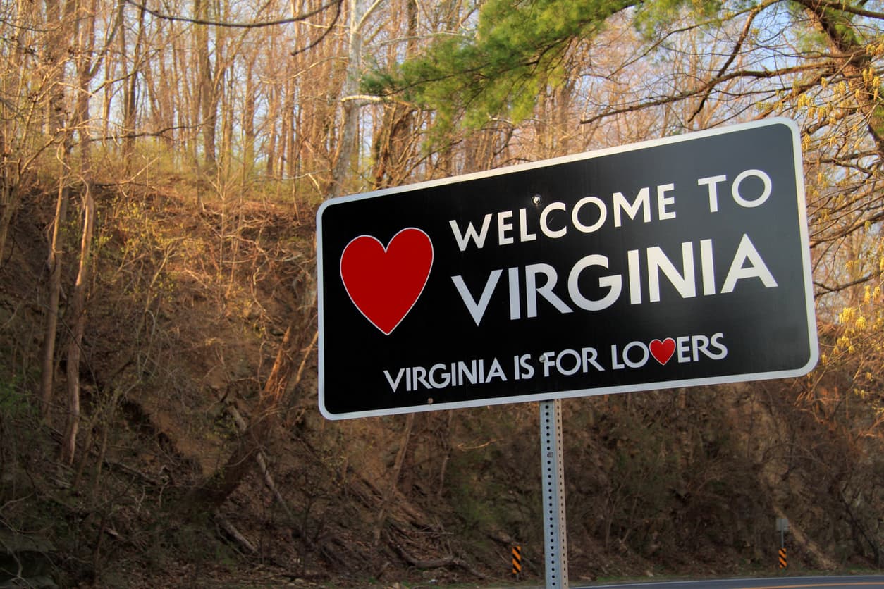 <h3 class="cms-H3-H3">10.-Virginia</h3>
<br>
<br>📌Puntuación de agotamiento: 6.2
<br>📌Tiempo de trabajo por semana: 39 horas 0 minutos
<br>📌Promedio salario anual: $71,000
<br>📌Promedio tiempo de viaje de ida: 29 minutos
<br>📌Búsquedas anuales en Google de “burnout”: 19,800
<br>