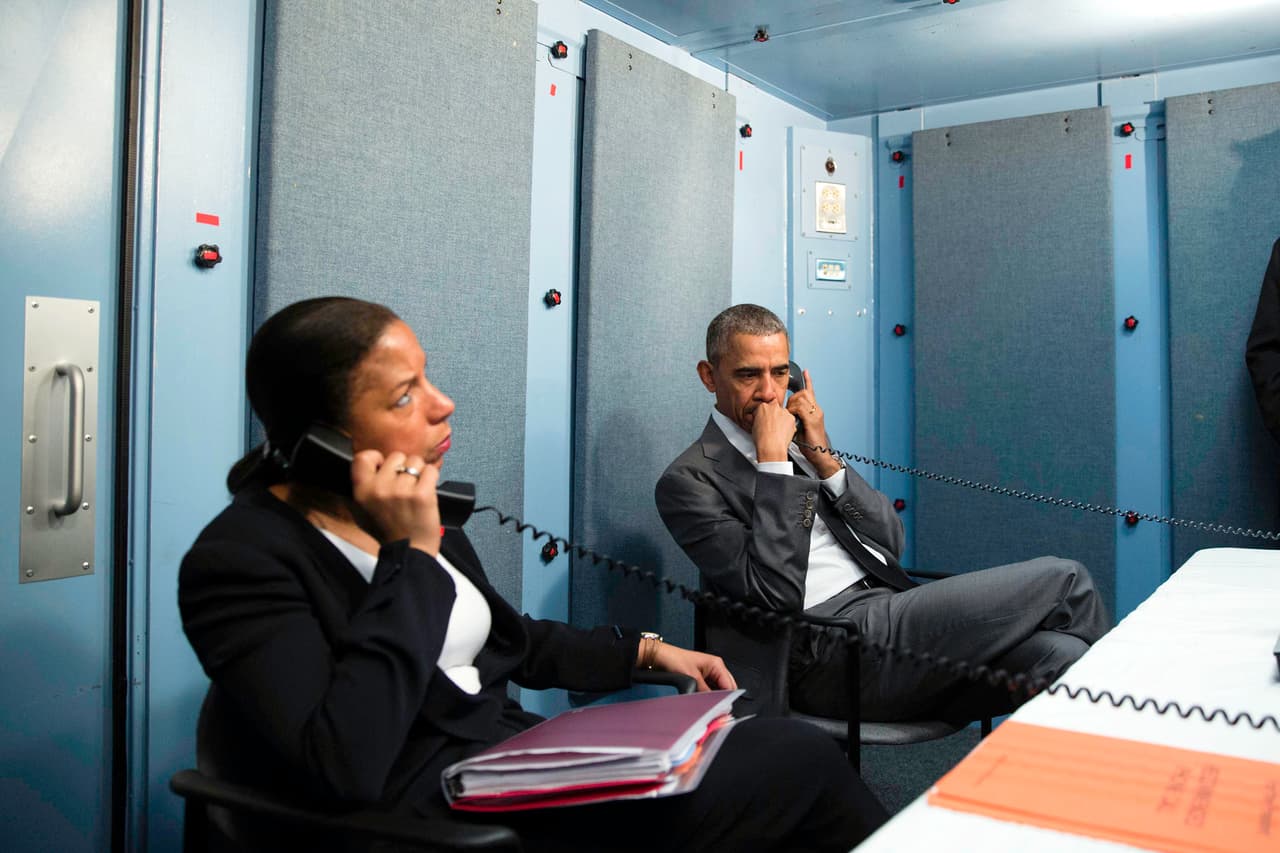<b>La llamada de emergencia en Cuba.</b> Durante su visita a La Habana, Barack Obama atiende una llamada de su asesor de seguridad para informarle de los ataques terroristas en Bruselas.
<br>