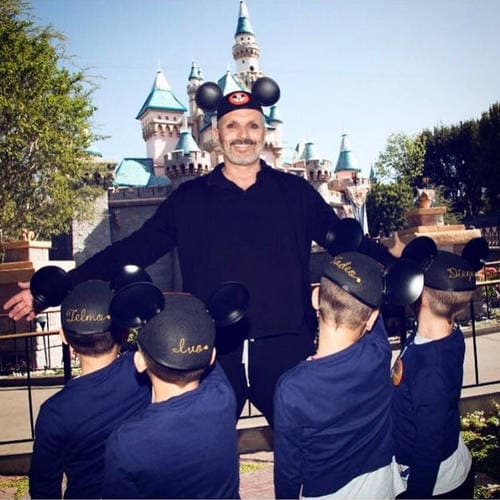 <b>Miguel Bosé </b>evita que se conozcan los rostros de sus hijos pero en agosto de 2017 le solicitaron una fuerte cantidad de dinero a cambio de detener la difusión de unas fotos, durante sus vacaciones en Los Ángeles. El mismo lo dio a conocer, cuando declaró al diario español El País: "Señor Bosé, tenemos entendido que una reportera entró en comunicación con usted en relación a unas fotos que estamos queriendo vender a esta publicación, si tiene una mejor oferta… tenemos una oferta inicial de 60.000 dólares por todas las fotos”. Las fotos nunca se publicaron, pero porque el cantante acudió con las autoridades.