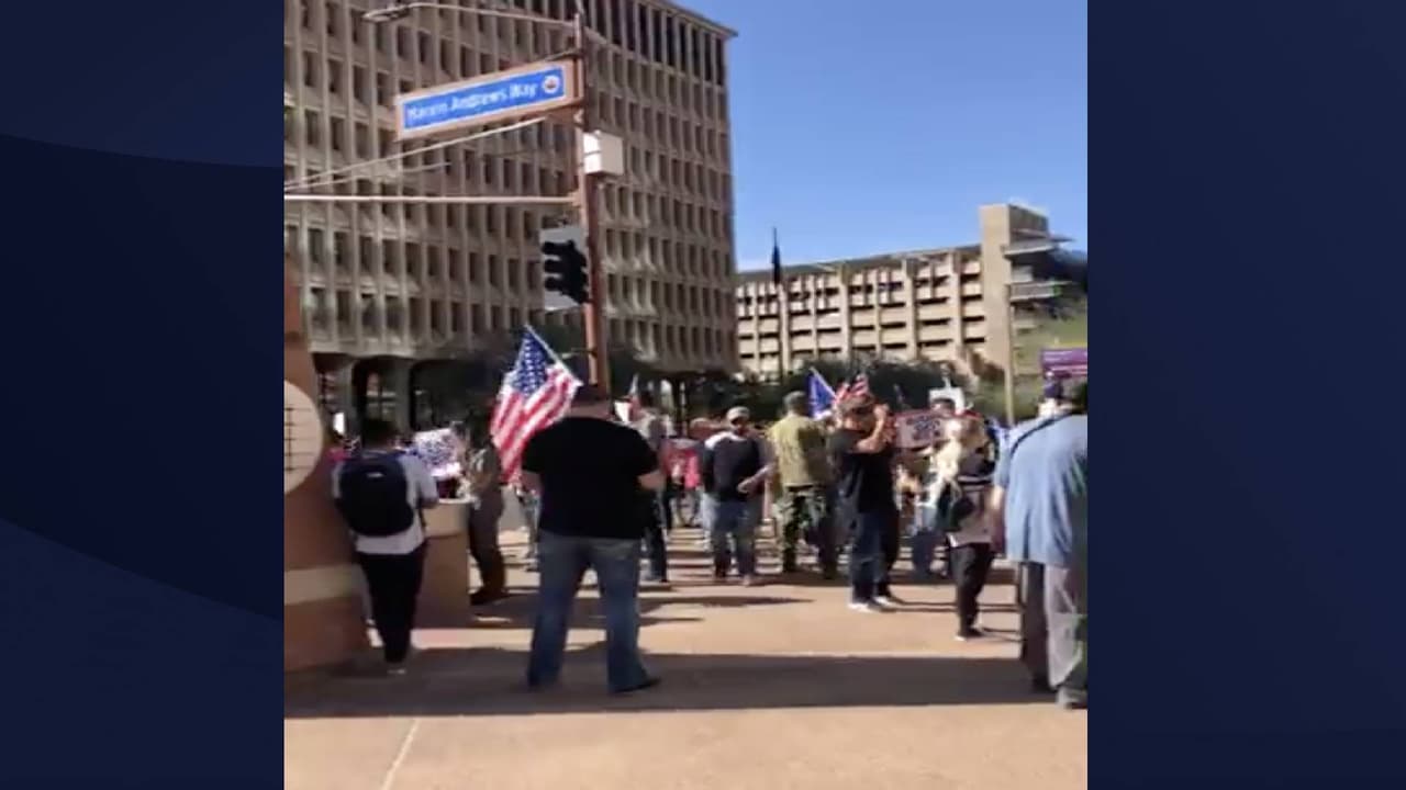 Decenas de personas se congregan esta mañana en el ayuntamiento de la ciudad de manera pacífica. Sin embargo, ha habido un intercambio de palabras entre los manifestantes. 
<br>