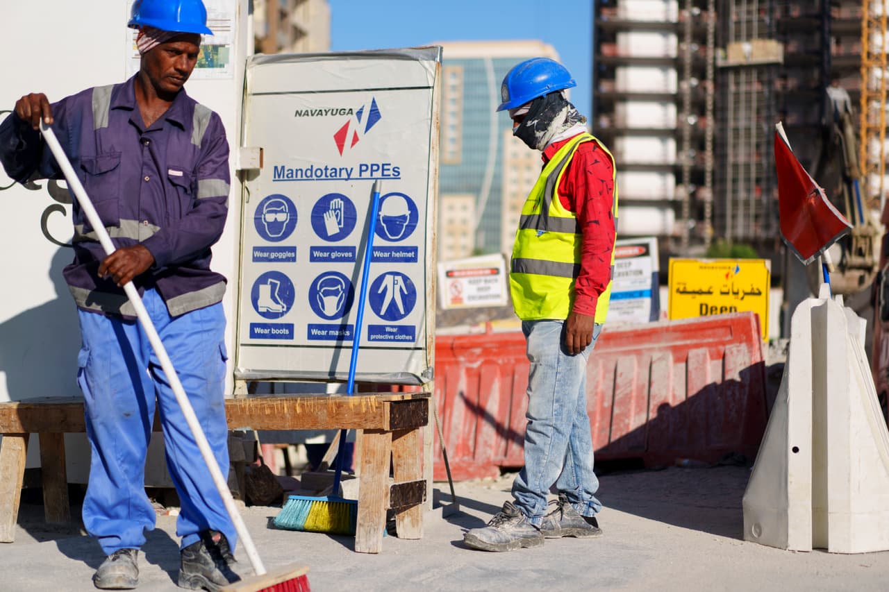 Las condiciones de los trabajadores migrantes han sido una polémica constante. Hay reportes de 6,500 fallecidos en la construcción de la infraestructura del Mundial.