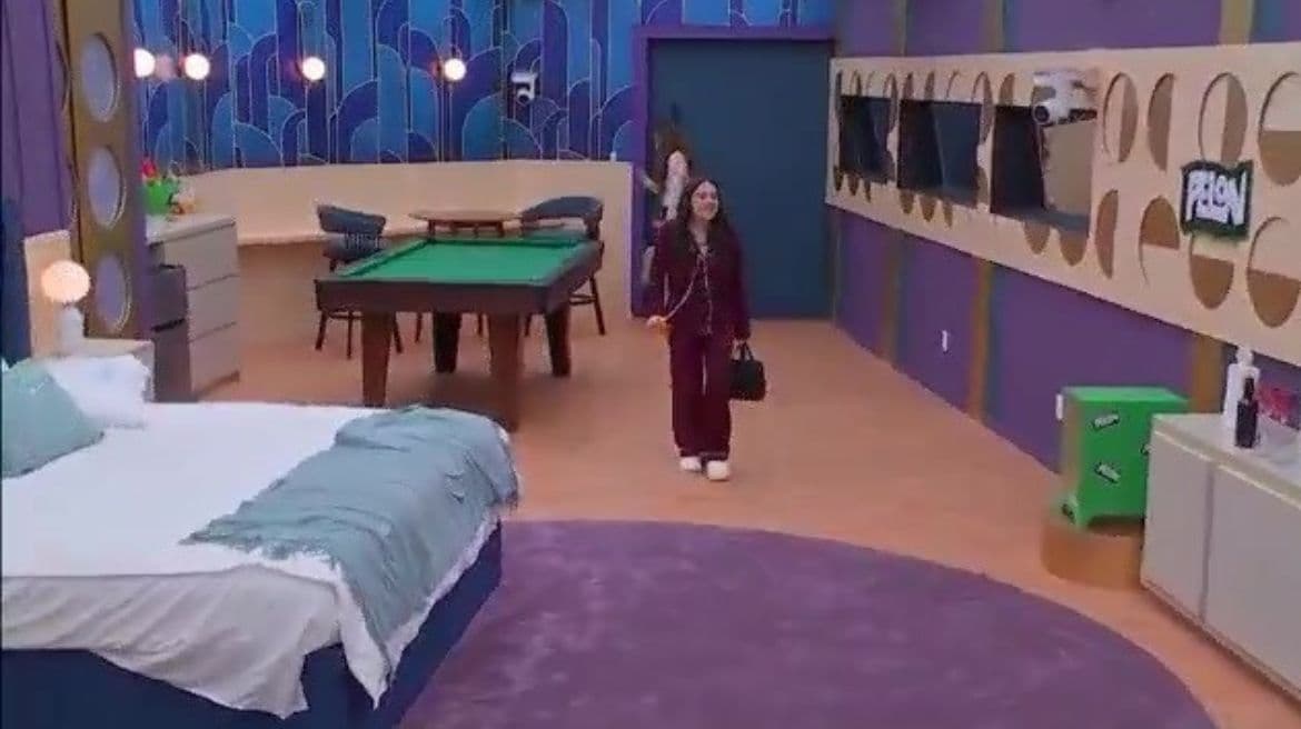 La suite cuenta con una cama, una mesa de billar, varios televisores y espacios para estar muy cómodo