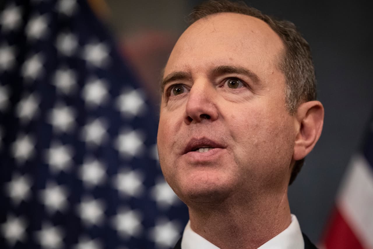 <b>Adam Schiff, Representante por California desde 2001.</b> Es presidente del Comité de Inteligencia de la Cámara Baja y fue quien encabezó las investigaciones sobre las acciones de Trump para presionar a Ucrania a que investigara a Joe Biden. Lleva 10 períodos consecutivos en el Congreso y fue senador estatal en California y durante 6 años fue fiscal federal en Los Ángeles. En ese cargo acusó por primera vez de espionaje a un agente del FBI.