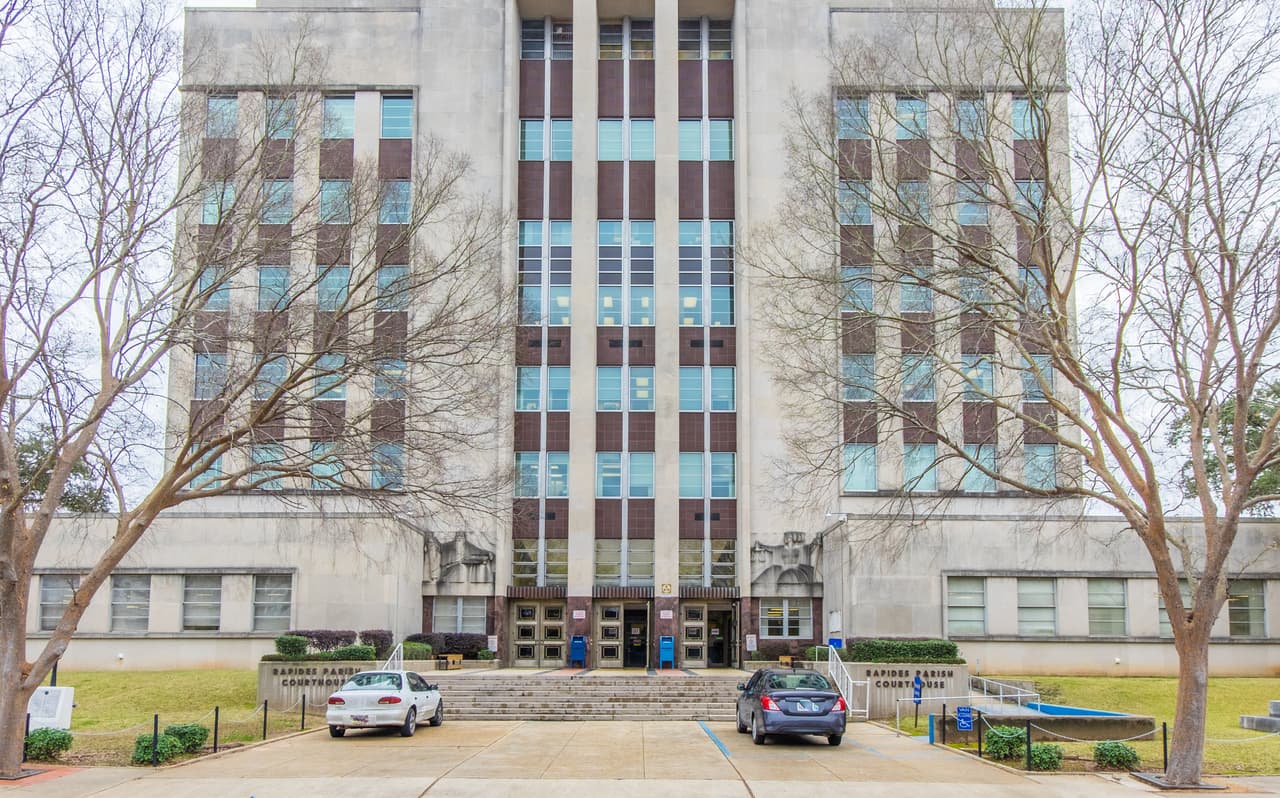 <h3 class="cms-H3-H3">14. Alexandria, Louisiana</h3>
<br>
<br>💸 
<b>Ingreso familiar promedio:</b> $47,032
<br>
<br>💸 
<b>Tasa de pobreza: </b>19.9%
<br>
<br>💸 
<b>Hogares con ingresos anuales menores a $10,000: </b>7.5%
<br>
<br>💸 
<b>Adultos con educación universitaria: </b>21.6%
<br>
<br>💸
<b> Tasa de desempleo (2021): </b>7.0%
<br>