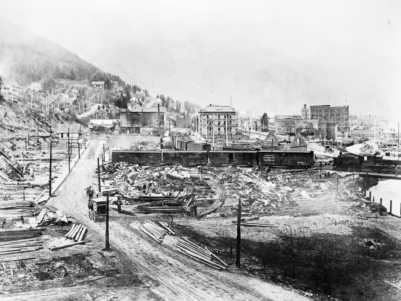 <h3 class="cms-H3-H3">4. El Gran Incendio de 1910</h3>
<br>
<br>🚒 
<b>Área atacada por el incendio: </b>Más de 3 millones de acres.
<br>
<br>🚒 
<b>Región afectada: </b>Idaho, Montana, Washington y Columbia Británica (Canadá). 
<br>
<br>🚒
<b> Fecha: </b>Agosto de 1910.
<br>
<br>🚒 
<b>¿A qué equivale el área devastada por el fuego? </b>La mitad de Hawai.
<br>