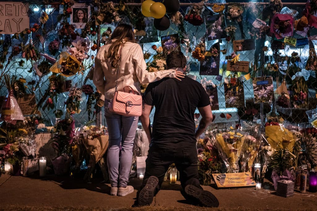 De esta forma, se excluyen tanto los tiroteos en los que pueden haber sido heridas muchas personas pero murieron menos de 4, como los que ocurrieron en el interior de los hogares o por violencia familiar o de pandillas, entre otros.