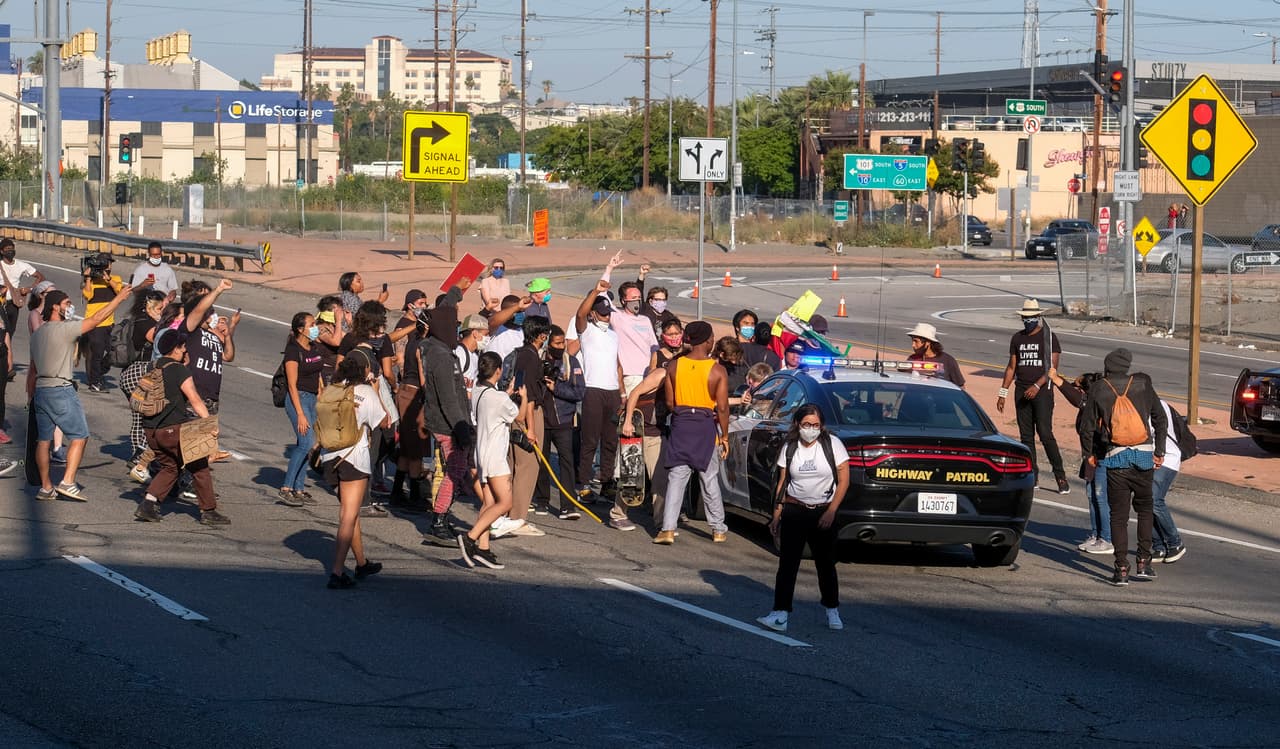 Sin embargo, alrededor de las 6 pm los ánimos se caldearon y varios manifestantes atacaron una unidad de la Patrulla de Caminos de California.
<br>