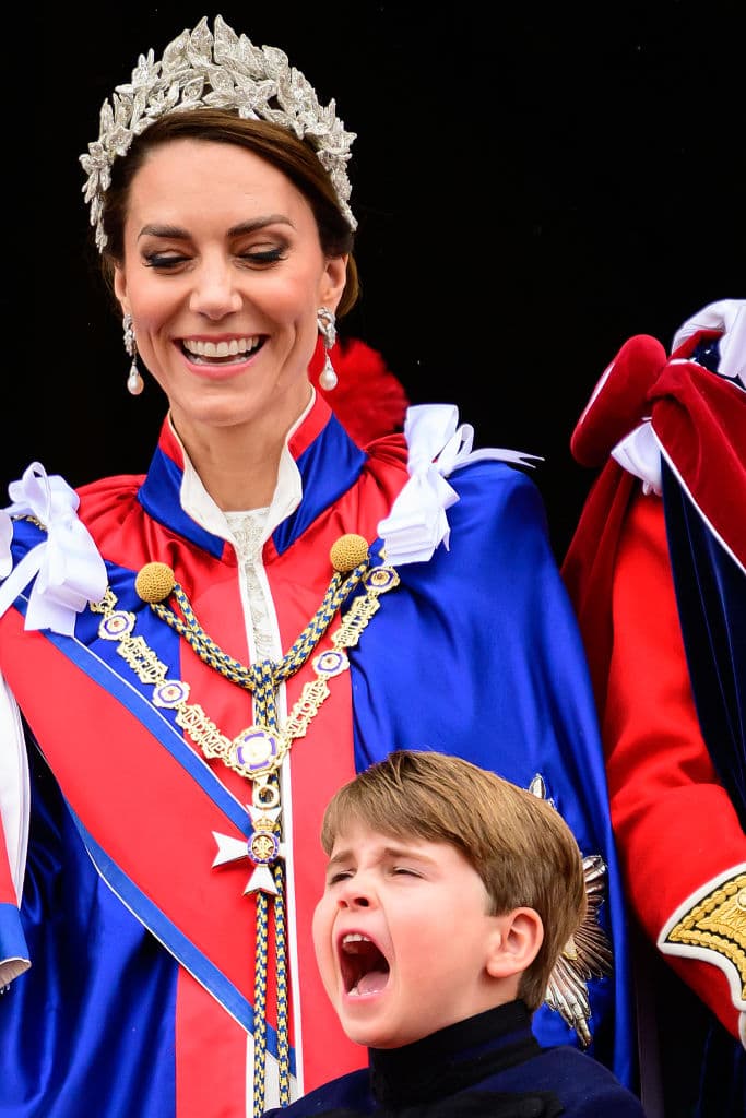 El príncipe Louis en el balcón del palacio de Buckingham al lado de su madre.