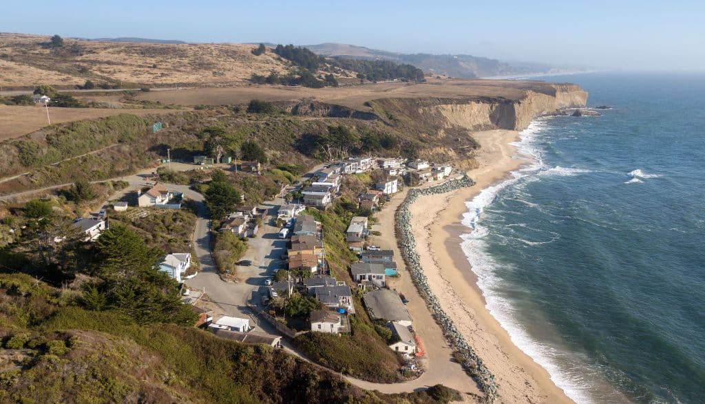 Una vista aérea de la playa Martin, en Half Moon Bay, California.