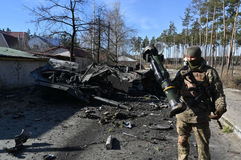 Un soldado ucraniano sostiene un arma antitanque ligera de nueva generación (NLAW) que se utilizó para destruir un vehículo blindado ruso en Irpin, al norte de Kiev, el 12 de marzo de 2022.