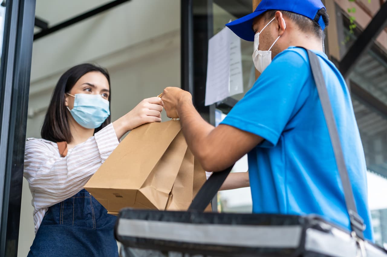 <b>Campo de trabajo: gestión de la cadena de suministro</b>
<br>
<br>Este campo laboral ha ido creciendo a medida que aumentaron las compras en línea desde hace varios años. Sin embargo, las cuarentenas impuestas para evitar la propagación del covid-19 modificaron los hábitos de los consumidores y los procesos de entrega a los que los vendedores minoristas estaban acostumbrados tuvieron que adaptarse a la demanda.
<br>