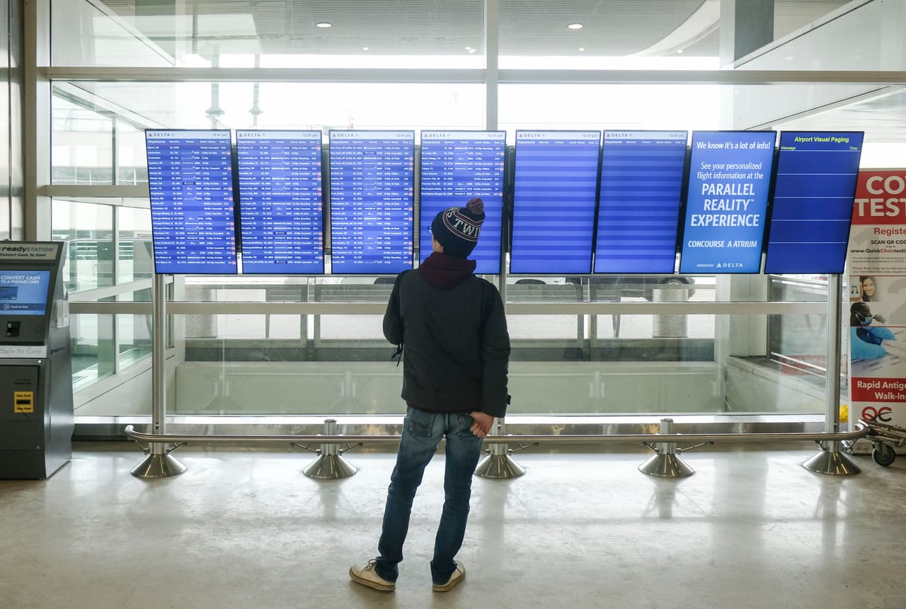 Es previsible que los problemas meteorológicos sigan afectando esta semana los viajeros, debido a la severa tormenta invernal. Más de 3,300 vuelos nacionales e internacionales habían sido cancelados en la mañana del lunes, según el sitio de seguimiento FlightAware, que también reportó más de 11,000 con retrasos.