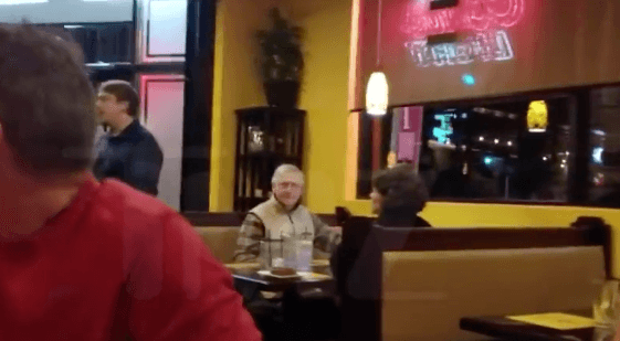 Interrumpen a gritos la cena del republicano Mitch McConnell: “¡¿Por qué no dejas a todo el país tranquilo?!”
