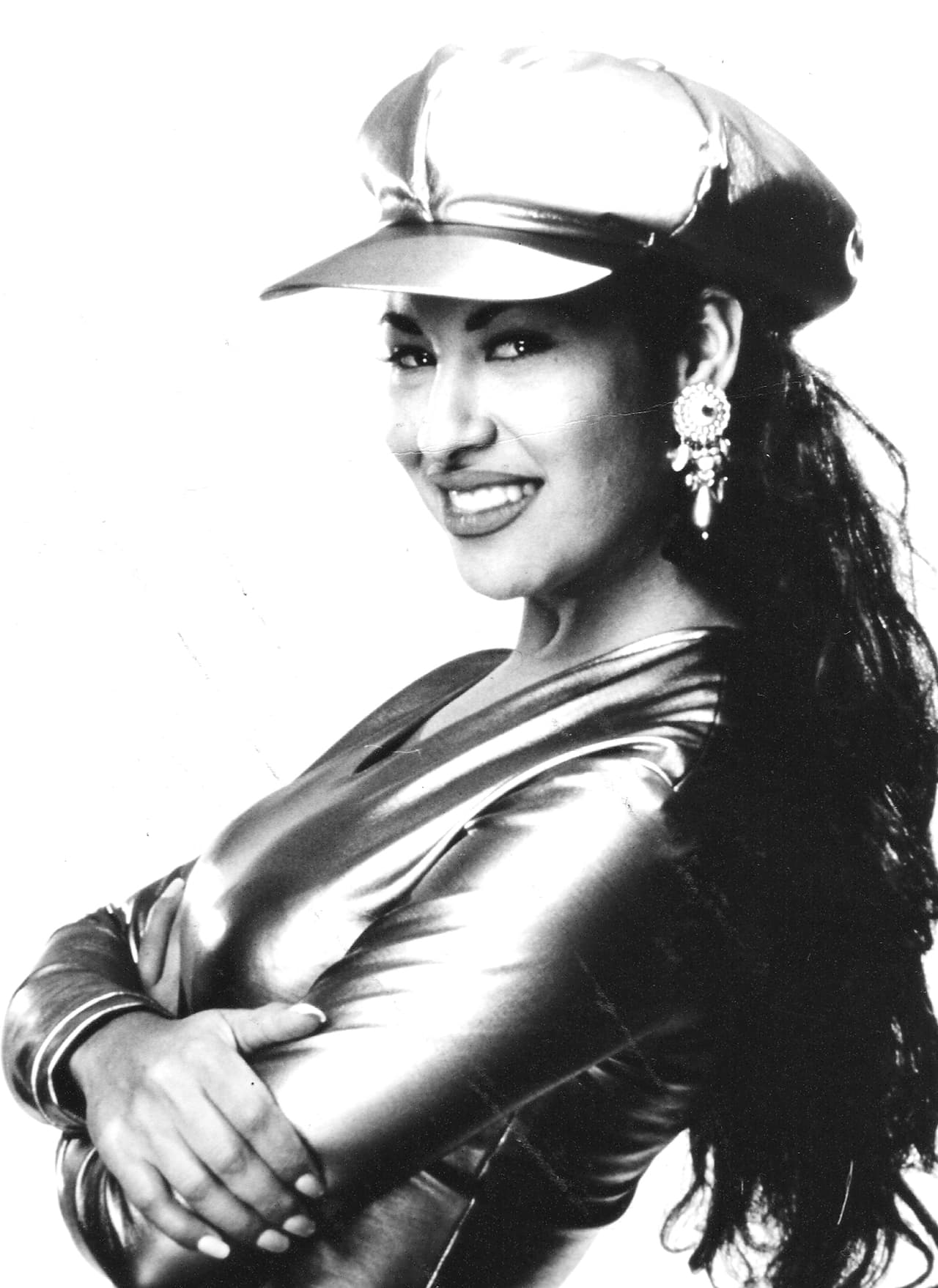Después, el cantante intervino. "Luego ya voy yo de metiche, dije: 'no una canción, 
<b><a href="https://www.univision.com/famosos/la-misma-coreografa-de-la-pelicula-de-selena-trabajara-con-angela-aguilar-tal-como-lo-hizo-con-jlo-video" target="_blank">vamos a hacer un disco de Selena</a></b>'". De esa forma, la producción se materializó.
<br>