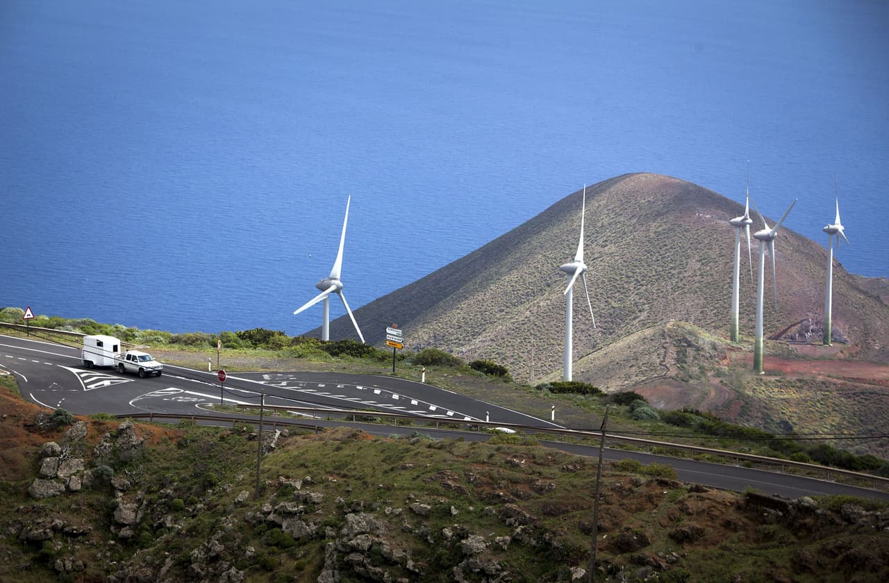<b>El Hierro (España)</b>
<br>
<br>La más remota de las Islas Canarias es pionera en el uso de energía renovable. En 2014 inauguró ‘Gorona del Viento’, una central eléctrica que utiliza un sistema de embalses y viento para suministrar electricidad a la isla. 
<br>
<br>Además de ser líder en el uso de energía no contaminante, las autoridades de El Hierro han impulsado un programa educativo para conservar su lengua tradicional, el silbo herreño. Esta es una de las últimas lenguas a base de silbidos del mundo.
<br>