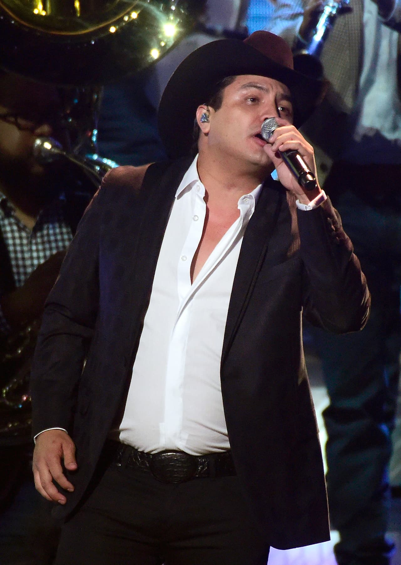 Banda El Recodo descubrió el talento de Julión para cantar y lo recomendaron a otra banda.