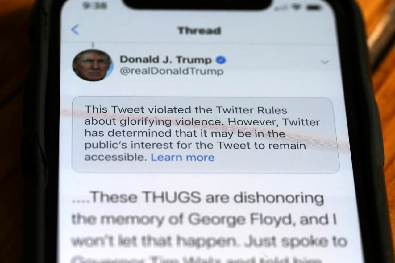La red social, así como Facebook y otras, han funcionado como amplificadores de discursos del odio, de violencia, ‘fake news’, videos manipulados y desinformación. Todas las redes sociales han sido criticadas por no haber logrado contener la difusión de tales contenidos que terminan por llegarle a millones de usuarios. 
<br>
<br>En la foto, se muestra una notificación del 29 de mayo de 2020 que Twitter puso en un mensaje del entonces presidente 
<b><a href="https://www.univision.com/temas/donald-trump">Donald Trump</a></b> indicando que violó su política contra la "glorificación de la violencia". Desde aquel entonces, Twitter había comenzado a señalar algunos de los tuits del presidente por violar los términos de la empresa.