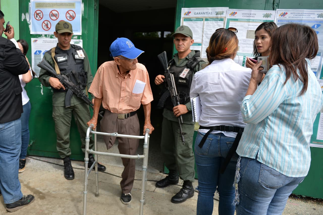 Un anciano sale de su centro de votación, donde espera un puñado de personas para sufragar.