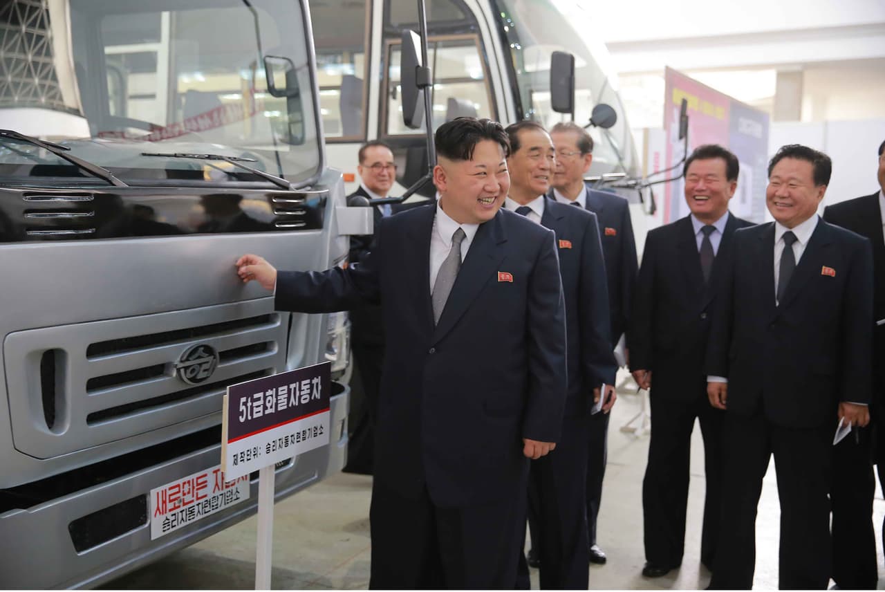 <b>Inspección tecnológica.</b> Kim Jong-Un inspecciona una exposición de maquinarias y equipos pesados en una lugar no identificado de Corea del Norte el 13 de mayo de 2016. 
<br>