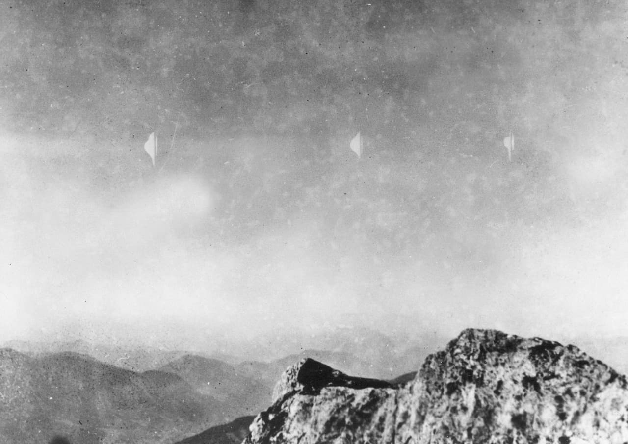 Esta fotografía fue publicada por el diario OVNI Flying Saucers International en Los Ángeles. Muestra supuestos objetos voladores plateados sobre una montaña en Austria, en agosto de 1954.