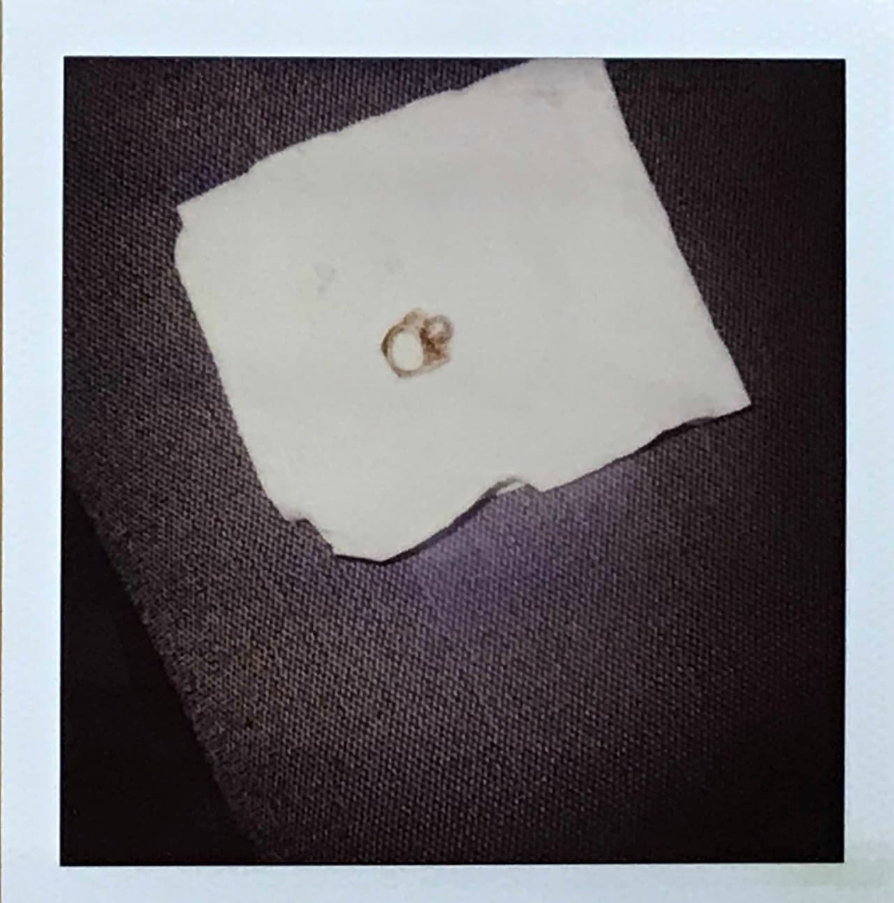 Del anillo de Selena, de oro blanco y diamentes, que cayó al suelo de la ambulacia que la transportaba al hospital, poco se sabe. Cuando el caso quedó oficialmente cerrado, el entonces fiscal Carlos Valdez lo devolvió a su familia junto a otras pertenencias.