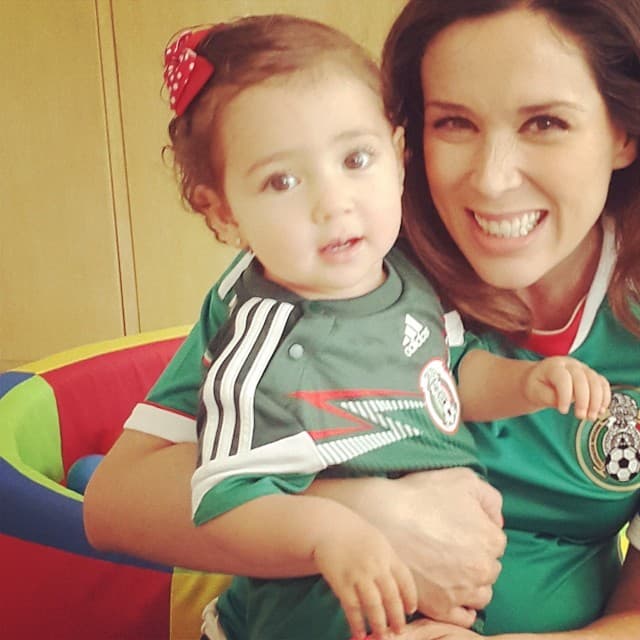 Incluso sus pequeñas ya saben que cuando juega México hay que apoyar al equipo. Seguramente está Copa América Centenario estará pegada a la pantalla para gritar "¡Gooool!".