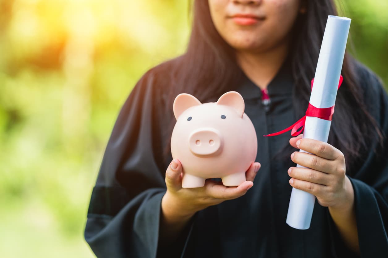 <h3 class="cms-H3-H3">7.- Programas de pago de acuerdo al estado donde se resida</h3>
<br>
<br>Cada estado tienen al menos un programa de pago de préstamos estudiantiles. Algunos estados, como Texas, tienen casi una docena. 
<br>
<br>El beneficio generalmente se usa para reclutar empleados del sector público, especialmente maestros y trabajadores de la salud, y requiere algún tipo de compromiso de servicio.
