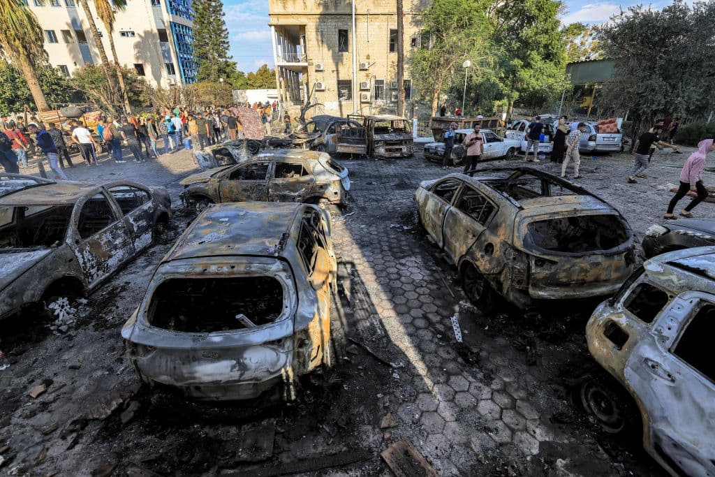 Una imagen del aparcamiento del hospital destruido el martes en Gaza.