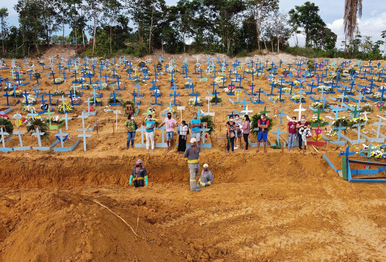 Según Viana, el promedio diario de muertes de la ciudad ha aumentado de 30 a más de 100. La oficina del alcalde confirmó a NPR que hubo 340 entierros entre el 20 y 23 de abril.